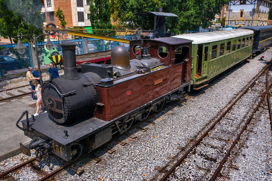 Luftaufnahme des alten Dampfzugwagens von Azpeitia im Baskischen Eisenbahnmuseum, einem der bedeutendsten seiner Art in Europa. Eisenbahngeschichte von Euskadi in Azpeitia, Gipuzkoa, Euskadi, Baskenland, Spanien.