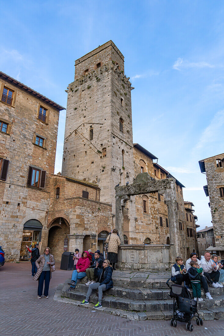 Die Piazza della Cisterna und der Teufelsturm oder Torre del Diavolo in der mittelalterlichen Stadt San Gimignano, Italien.