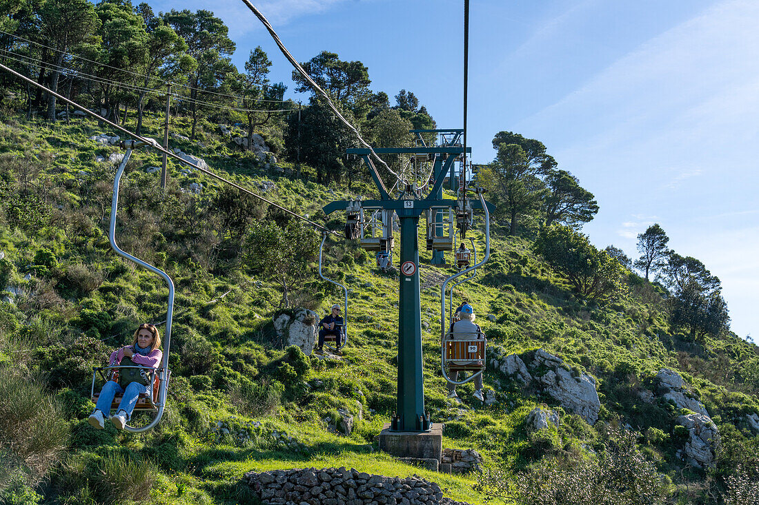 Touristen auf dem Monte Solaro Sessellift von Anacapri zum Monte Solaro Aussichtspunkt auf der Insel Capri, Italien. Die Stadt Anacapri ist unterhalb zu sehen.