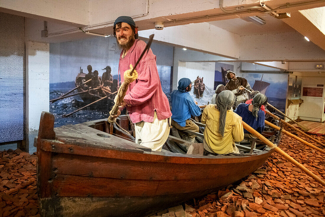 Albaola-Museum, Rekonstruktion eines historischen Walfangboots im baskischen Hafen von Pasaia, Gipuzkoa, Spanien.