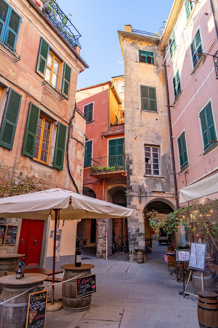 Eine enge Straße in der Altstadt von Monterosso al Mare, Cinque Terre, Italien.