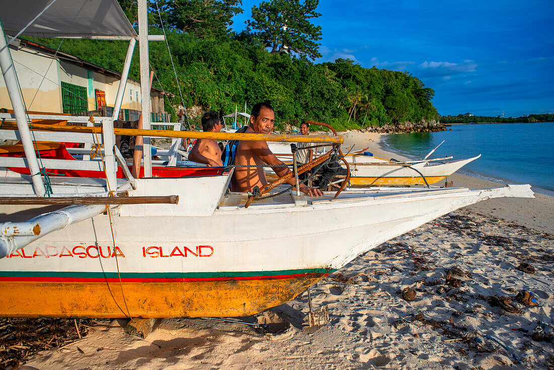 Einheimische Fischer am Guimbitayan-Strand neben dem weißen Sandstrand auf der Insel Malapascua, Cebu, Philippinen