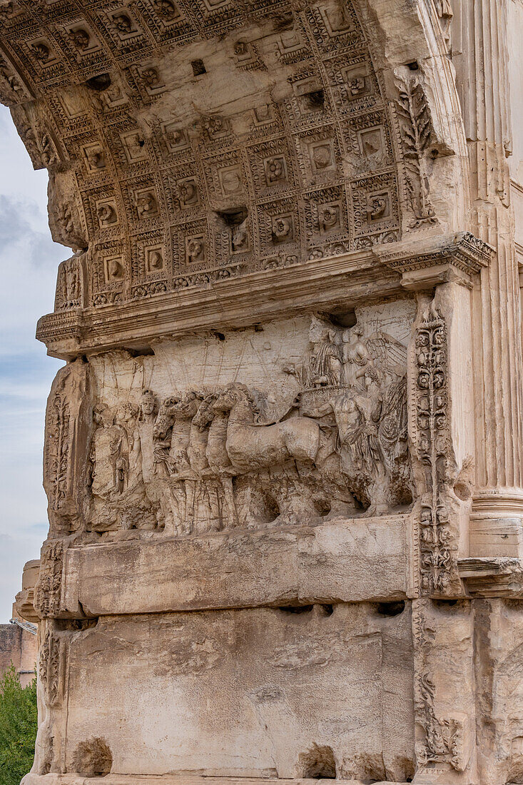 Detail des Titusbogens auf dem Forum Romanum im archäologischen Park des Kolosseums, Rom, Italien. Dargestellt ist Titus in seinem Streitwagen.