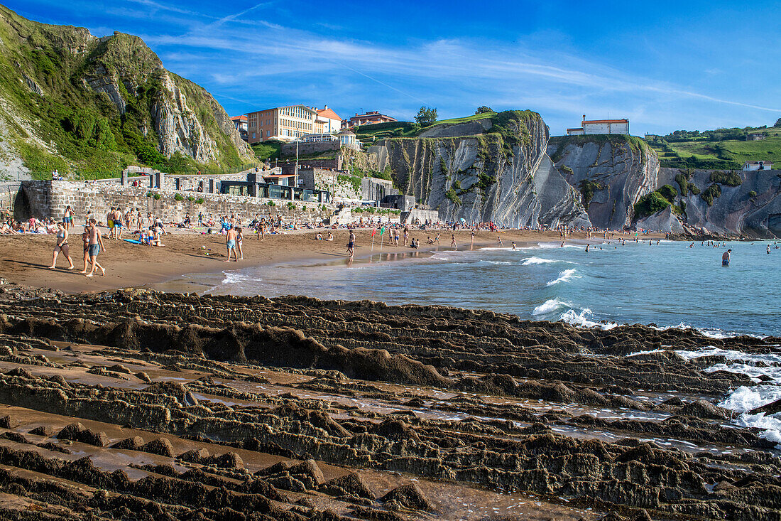 Itzurun beach and Flysch de Zumaia flysch, sedimentary rock formations, Basque Coast Geopark, Zumaia, Gipuzkoa, Basque Country, Spain