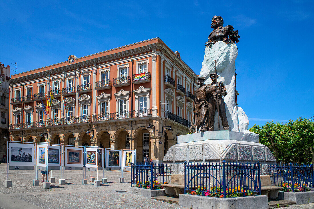 Rathaus von Portugalete und Skulptur von Victor Chavarri, Provinz Bilbao, Baskenland, Euskadi, Spanien.