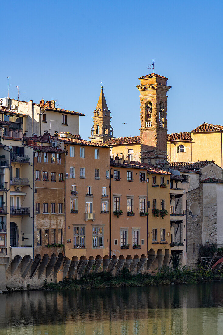 Die Kirche San Jacopo Soprano mit der dahinter liegenden Basilica di Santo Spirito am Arno in Florenz, Italien.