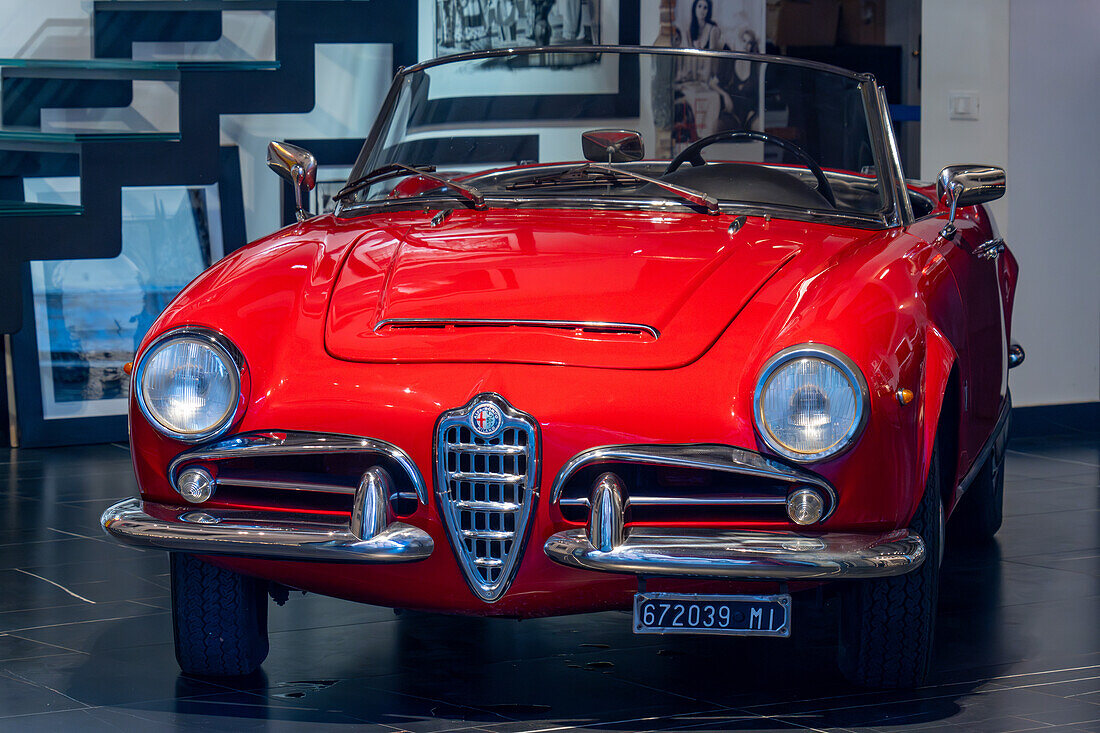 Detail eines Alfa Romeo Giulia Spyder aus den 1960er Jahren in einem Atelier in Sorrento, Italien. Dieser Wagen wurde von 1962-1965 hergestellt.