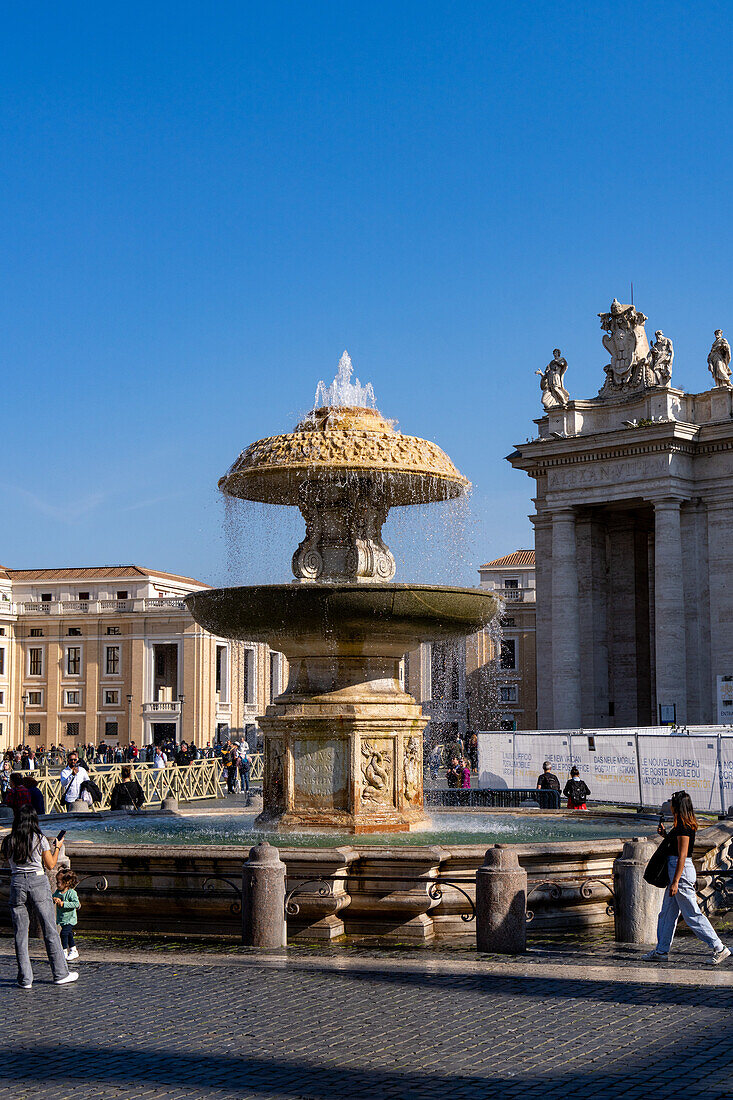 Der Bernini-Brunnen auf dem Petersplatz in der Vatikanstadt in Rom, Italien.