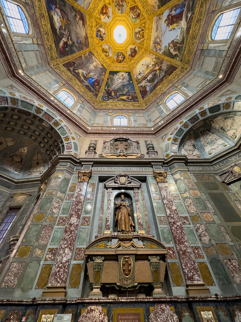 Ein Grabmal und die Kuppel der Fürstenkapelle im Museum der Medici-Kapelle in Florenz, Italien.