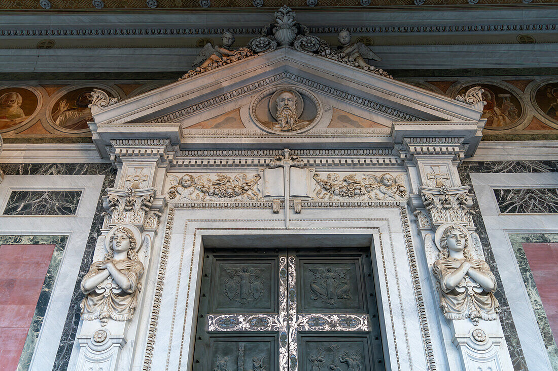 Detail an der Bronzetür des Hauptportals der Basilika St. Paul vor den Mauern, Rom, Italien.