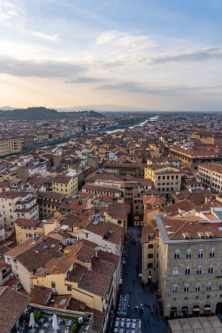 Blick über Florenz und den Fluss Arno vom Turm des Palazzo Vecchio in Florenz, Italien.