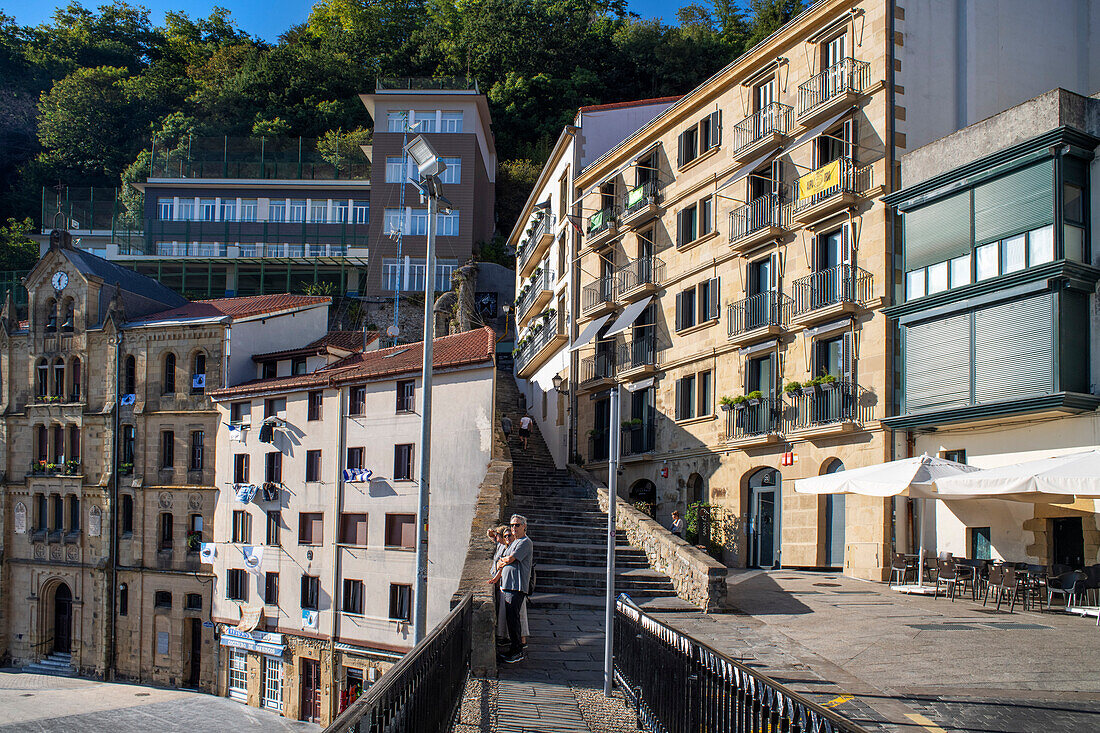 Malerische Häuser im Hafen von San Sebastian, Gipuzkoa, Donosti Stadt San Sebastian, Nordspanien, Euskadi, Euskaerrien, Spanien.