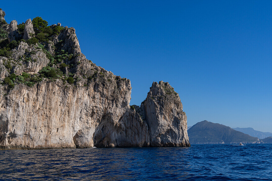 Punta della Chiavica an der Ostküste der Insel Capri, Italien. Dahinter liegt die Halbinsel Sorrento.