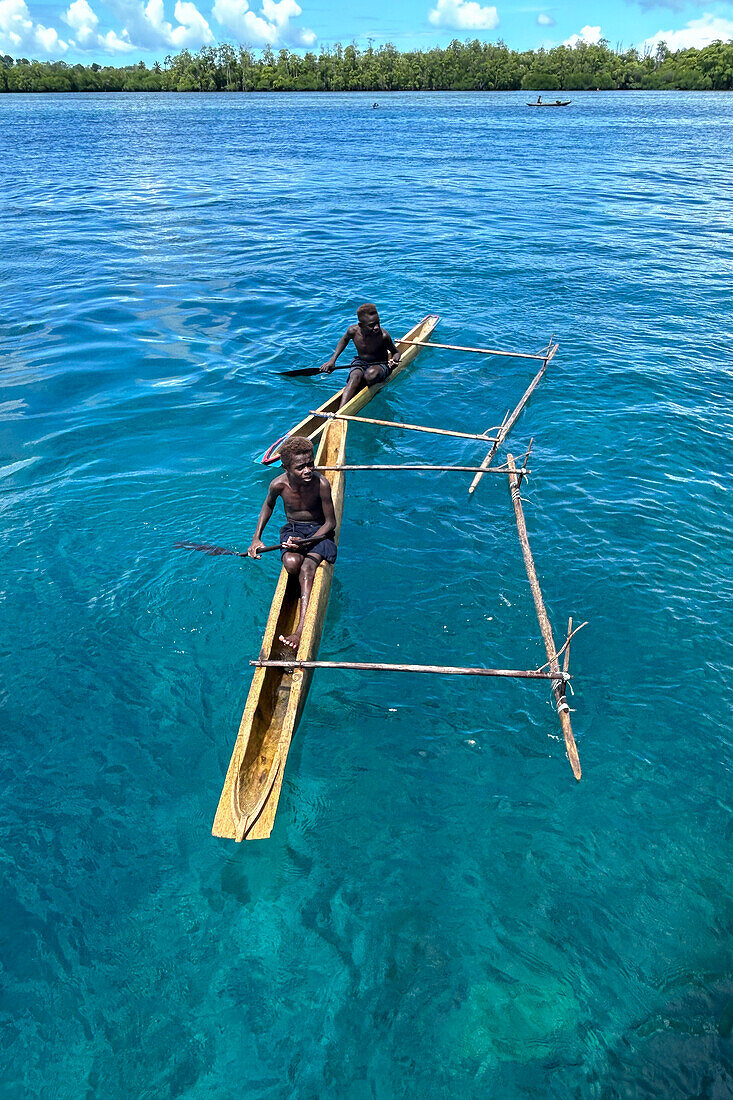 Bewohner der Insel Tungelo in ihren traditionellen Einbäumen, Provinz Neuirland, Papua-Neuguinea