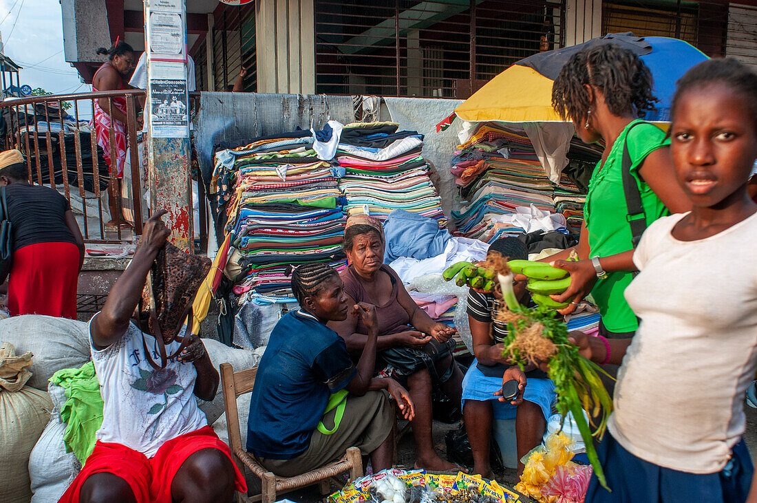 Lokaler Markt und Häuser in der historischen kolonialen Altstadt, Stadtzentrum von Jacmel, Haiti, Westindien, Karibik, Mittelamerika