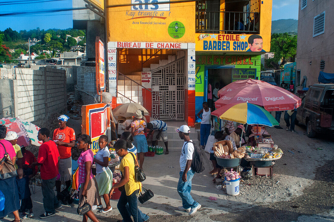 Geschäfte und Straßenszene im Stadtzentrum von Port au Prince, Haiti