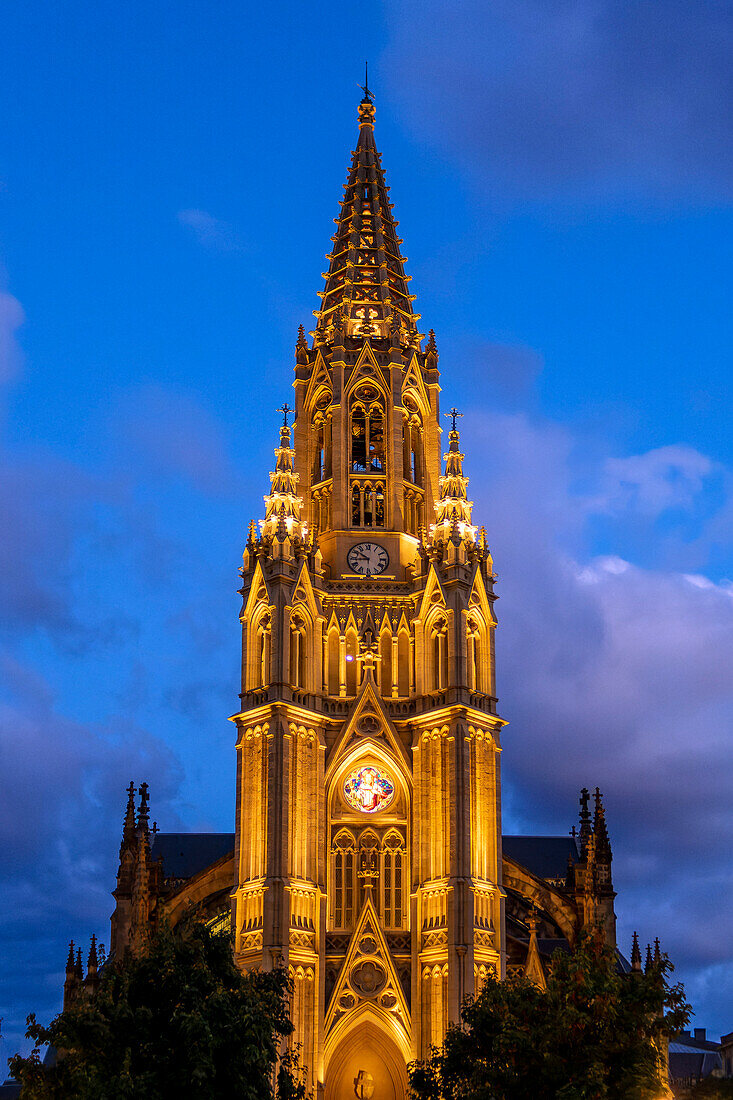 Glockenturm der gotischen Kathedrale des Guten Hirten oder Catedral del buen pastor in der Stadt Donosti San Sebastian, Nordspanien, Euskadi, Euskaerrien, Spanien.