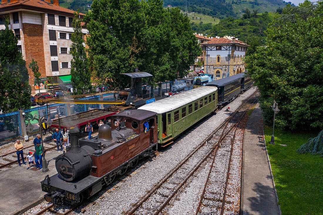 Luftaufnahme des alten Dampfzugwagens von Azpeitia im Baskischen Eisenbahnmuseum, einem der bedeutendsten seiner Art in Europa. Eisenbahngeschichte von Euskadi in Azpeitia, Gipuzkoa, Euskadi, Baskenland, Spanien.