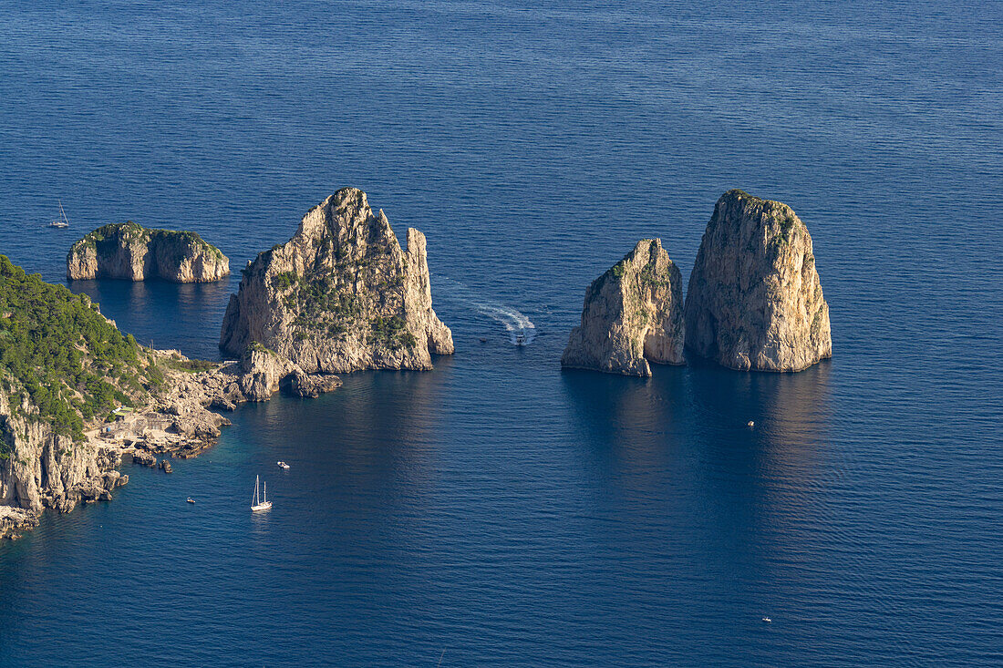 Die Farallon-Inseln oder Faraglioni, Felsvorsprünge vor der Küste der Insel Capri, Italien, vom Monte Solaro aus gesehen.