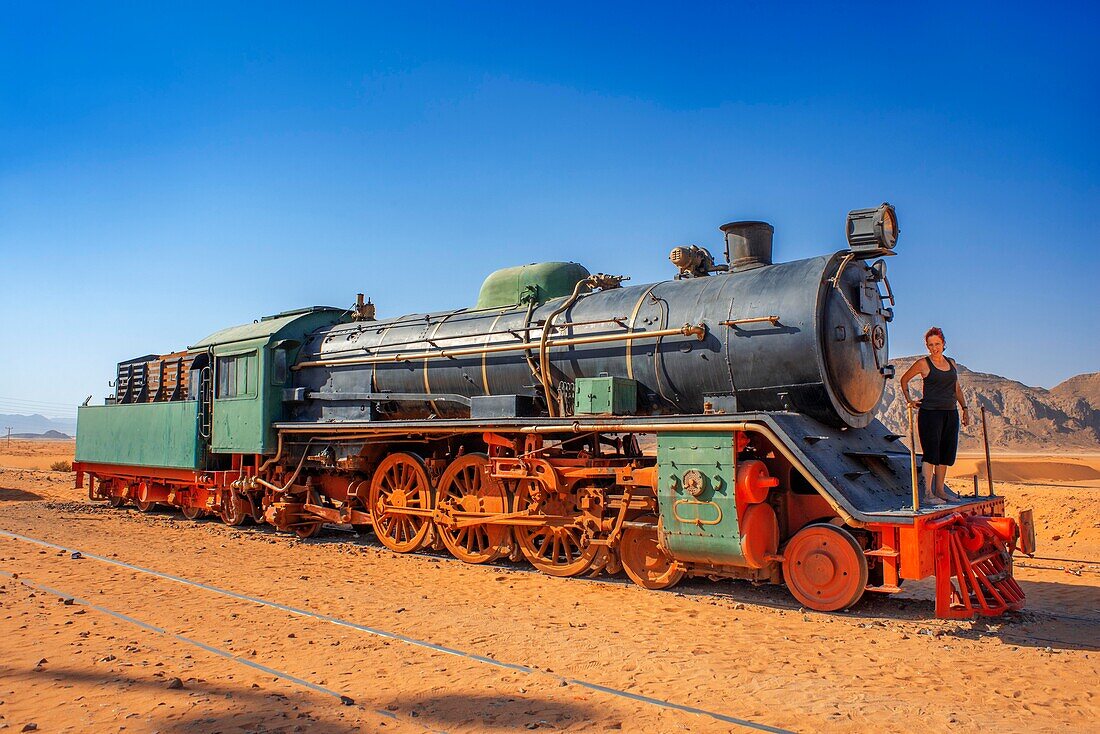 Konservierte Dampflokomotive auf der Hijaz-Eisenbahn, in der Nähe von Wadi Rum, Jordanien.