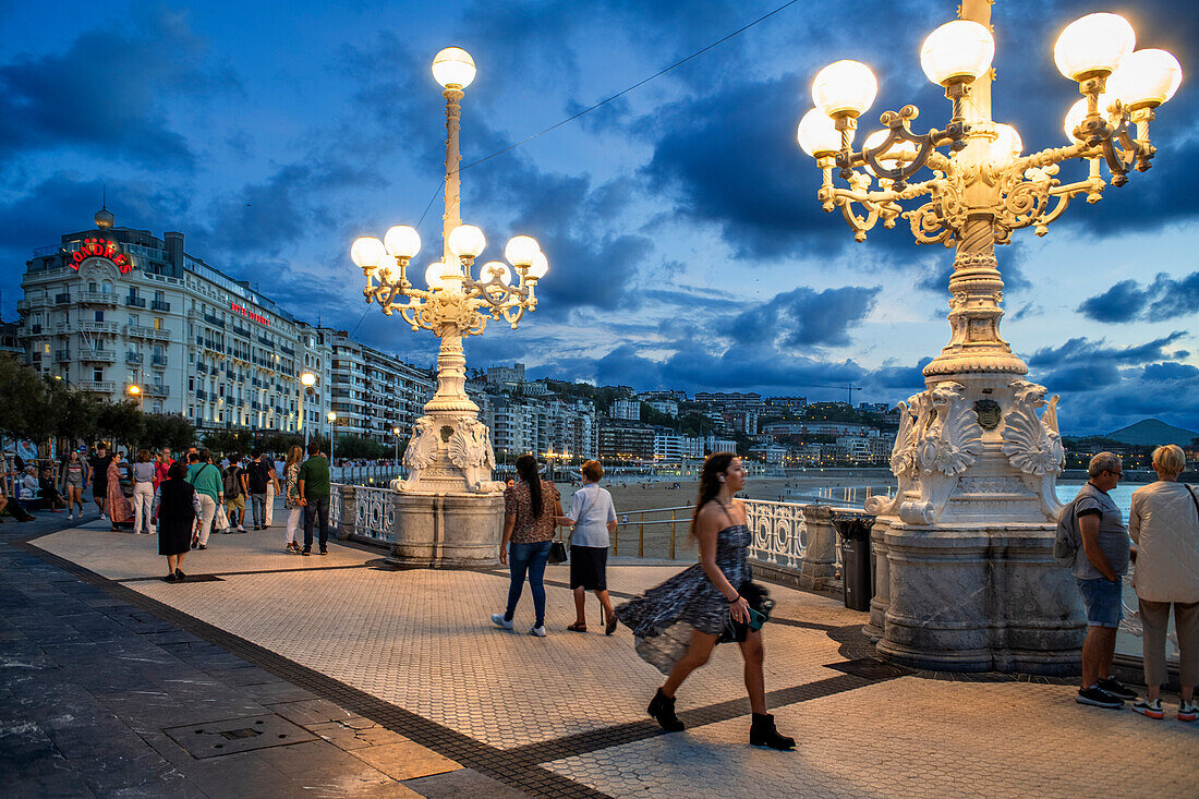 Street lamp at the seaside promenade at dusk, Playa de la Concha, Bahia de la Concha, San Sebastian, Donostia, Camino de la Costa, Camino del Norte, coastal route, Way of St. James, Camino de Santiago, pilgrims way, province of Guipuzcoa, Baskenland, Euskadi