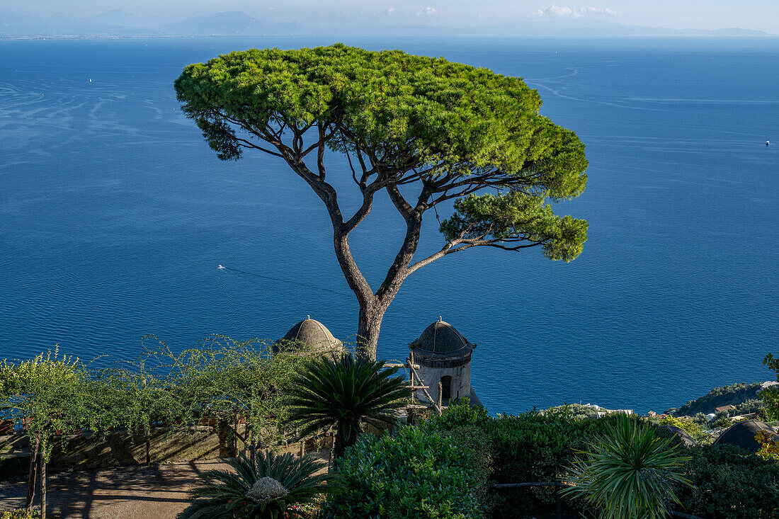 Blick auf den Golf von Salerno von den Rufolo-Gärten in Ravello an der Amalfiküste in Italien.