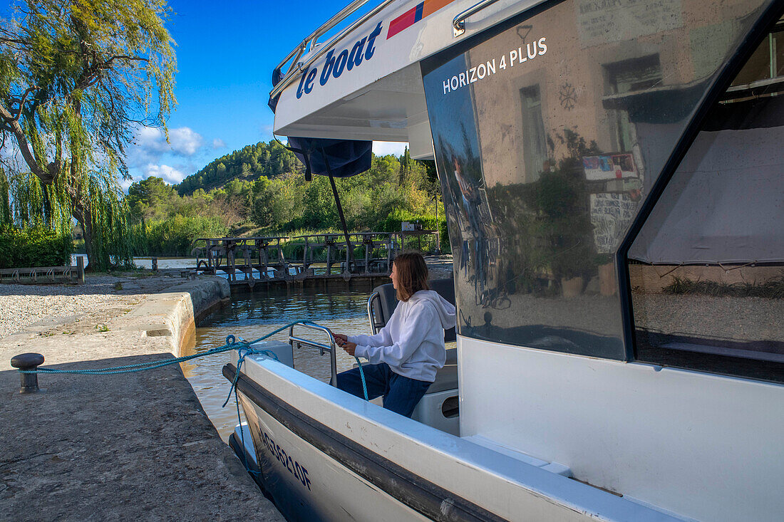 Canal du Midi bei Argens Minervois-Schleuse Südfrankreich Südliche Wasserstraße Wasserstraßen Urlauber stehen Schlange für eine Bootsfahrt auf dem Fluss, Frankreich, Europa