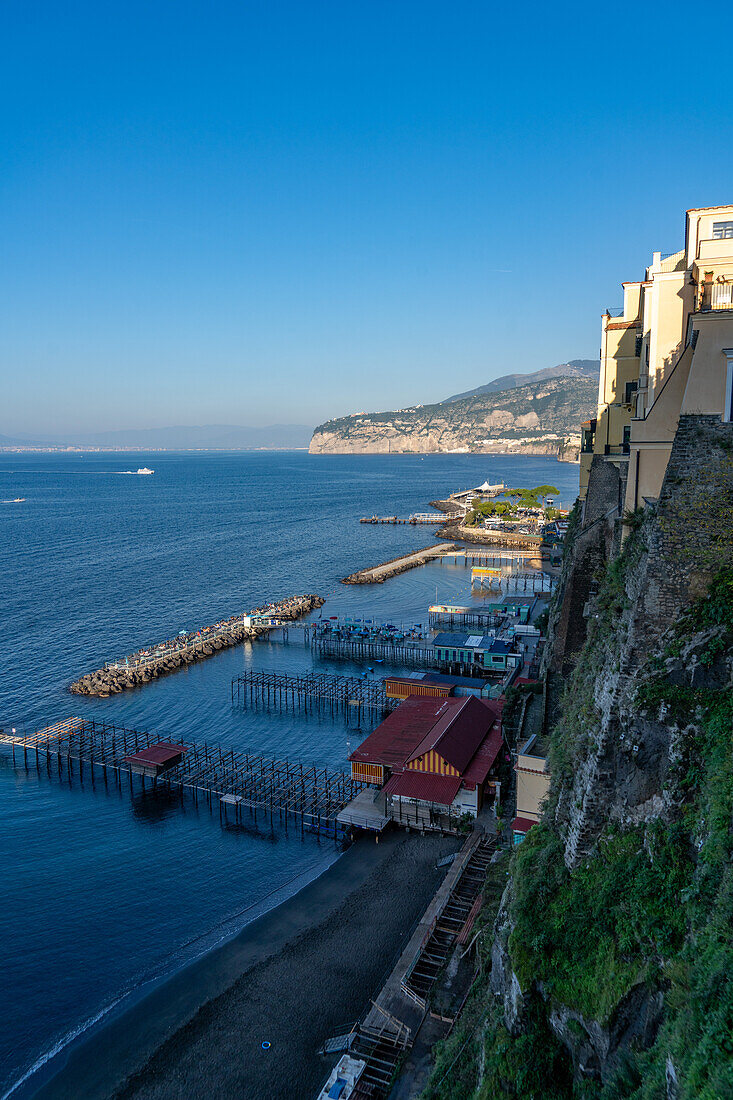 Erholungspier in der Bucht von Neapel an der Küste unterhalb von Sorrento, Italien.