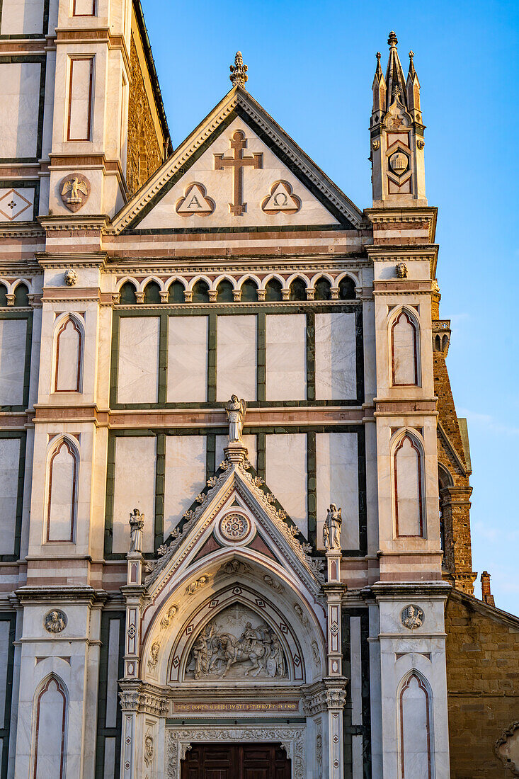 Die Fassade der Basilika Santa Croce oder Basilika des Heiligen Kreuzes in Florenz, Italien.