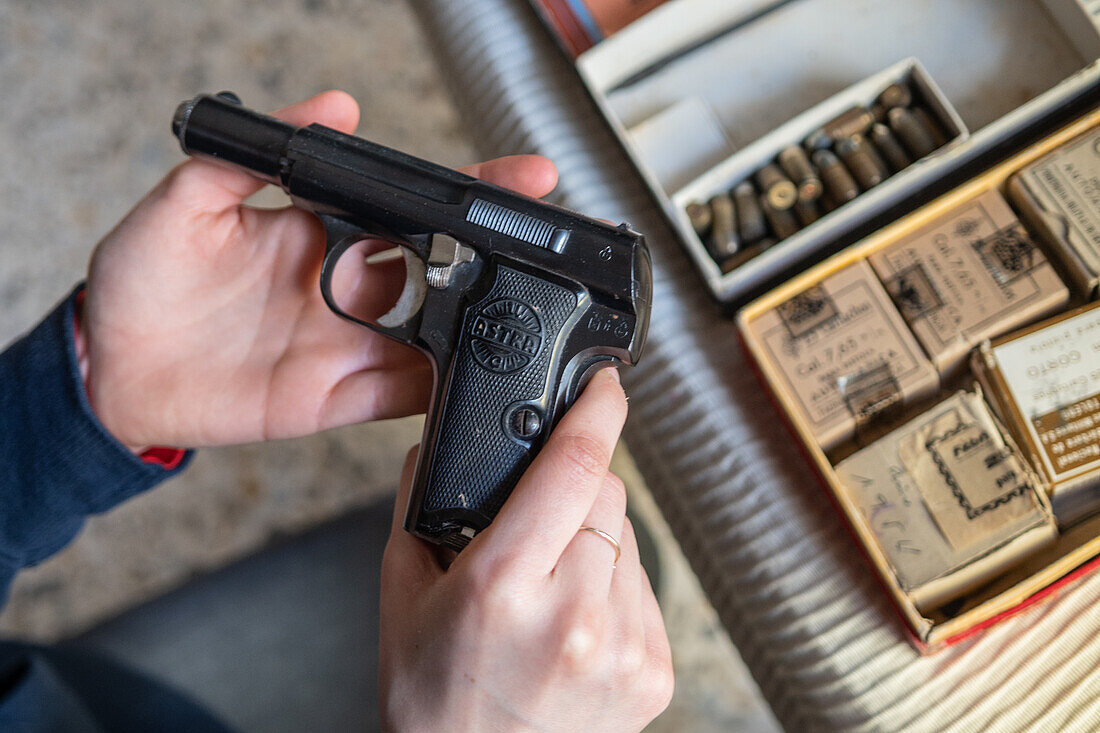 Hand holding an Astra modelo 400 Spanish service pistol