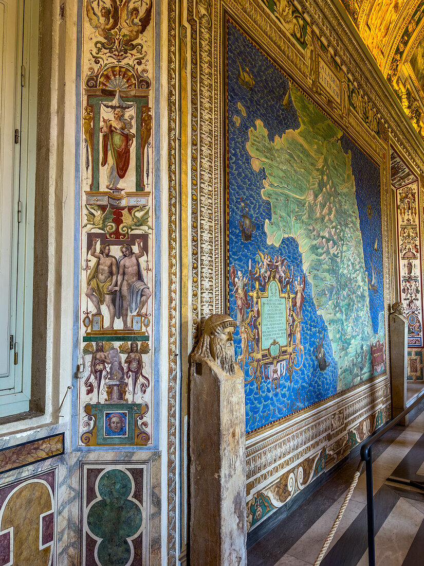 Fresken und antike Karten in der Galerie der Landkarten in den Vatikanischen Museen, Vatikanstadt, Rom, Italien.