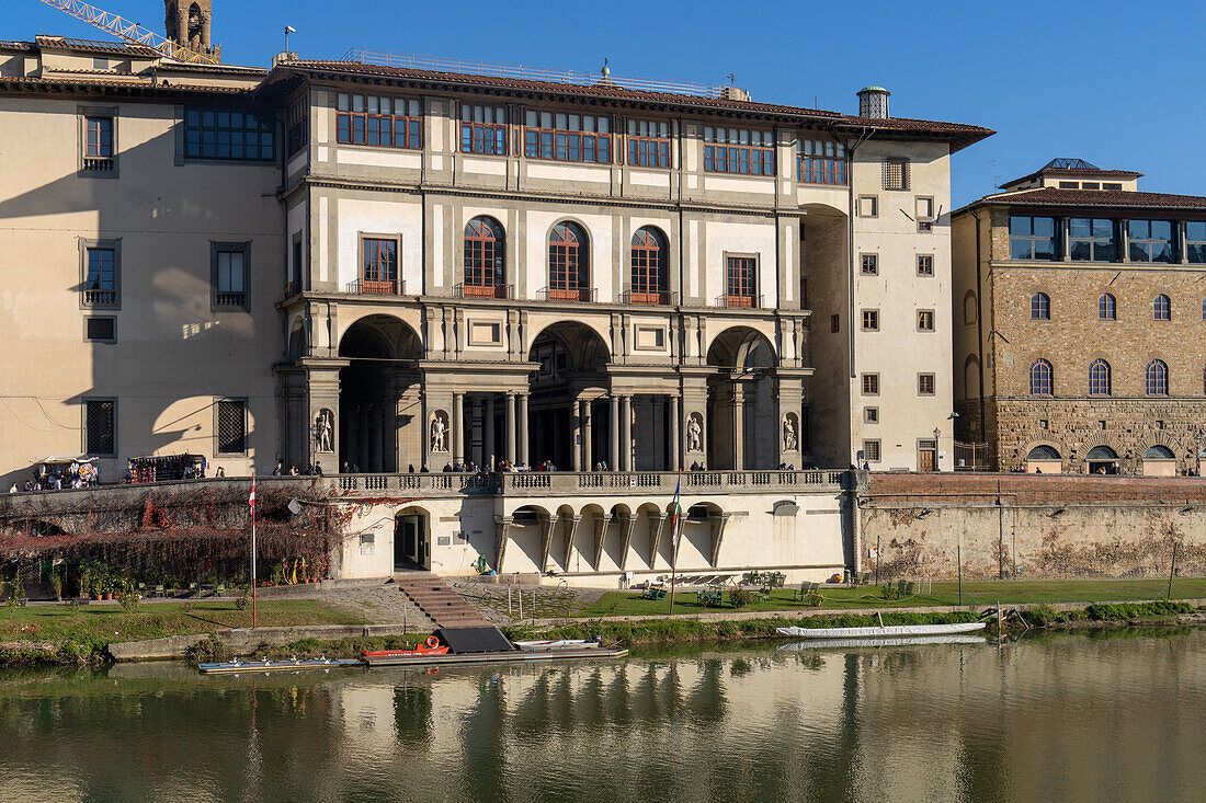 Die Uffizien mit Blick auf den Fluss Arno in Florenz, Italien.