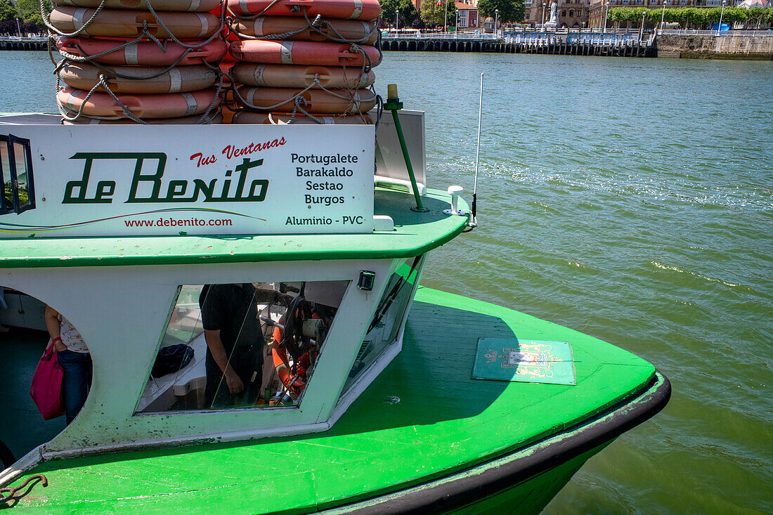 El Gasolino, ein kleines Boot, das Passagiere über den Fluss Nervion transportiert, zwischen Portugalete und Las Arenas, Getxo, Vizcaya, Pais Vasco, Spanien.