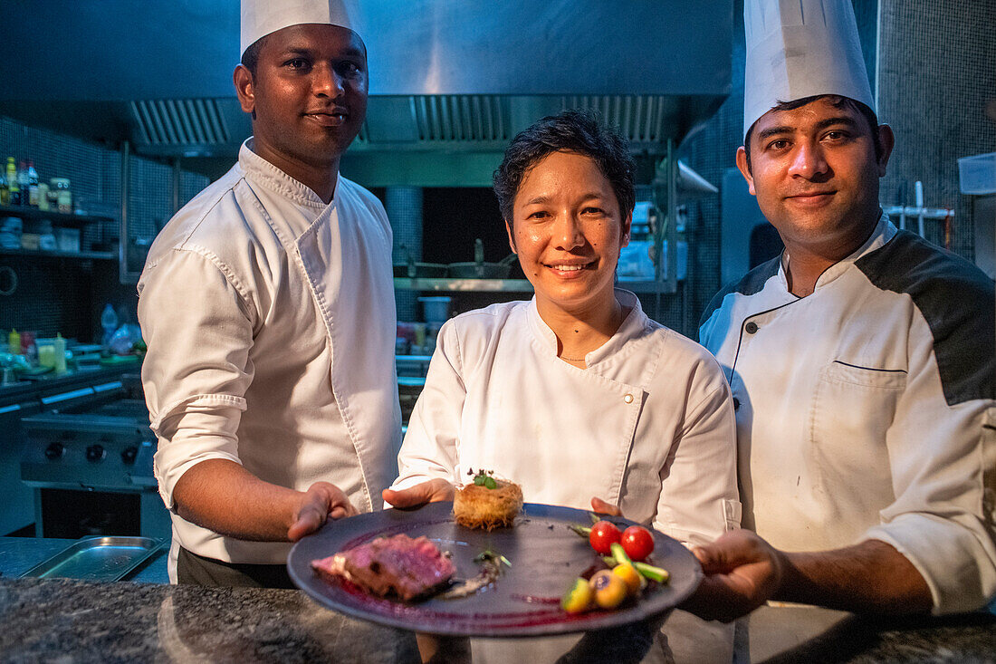 Restaurant des Outrigger Maldives Maafushivaru Luxusresort, Süd-Ari-Atoll Region Malediven, Küchenchefin Preeti Bomzon