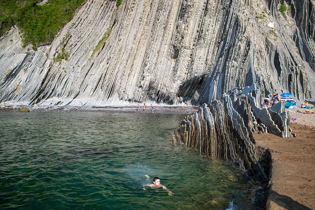 Strand von Itzurun und Flysch de Zumaia, Sedimentgesteinsformationen, Geopark Baskische Küste, Zumaia, Gipuzkoa, Baskenland, Spanien