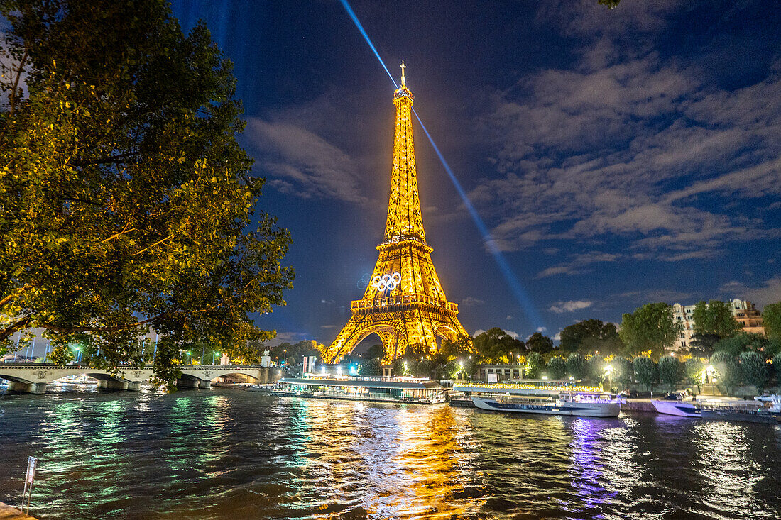 Eiffelturm mit Olympischen Ringen bei Nacht, Paris, Frankreich