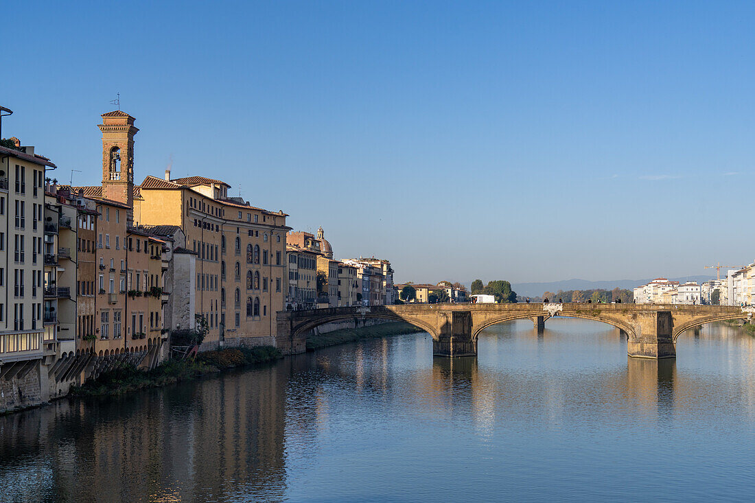 Ponte Santa Trinita oder Dreifaltigkeitsbrücke über den Fluss Arno in Florenz, Italien. Sie ist die älteste Rundbogenbrücke der Welt.