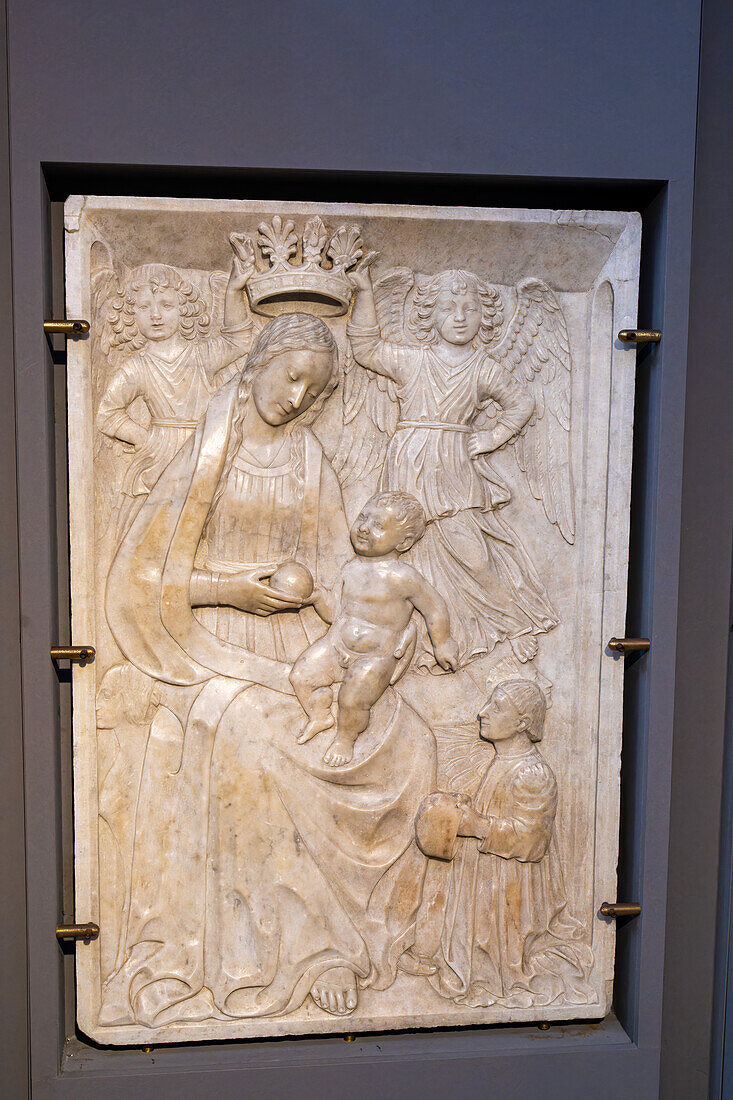 Ein Marmorbasrelief aus dem 16. Jahrhundert mit der Krönung der Jungfrau Maria im Diözesanmuseum von Amalfi, Italien. Das Museum ist in der Kruzifix-Basilika untergebracht, die an den Dom von Amalfi angrenzt.