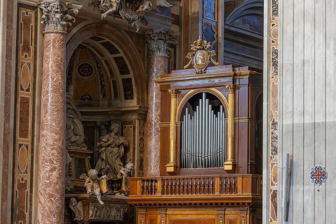 Pfeifenorgel in der Kapelle der Heiligen Michael und Petronilla im Petersdom, Vatikanstadt, Rom, Italien.