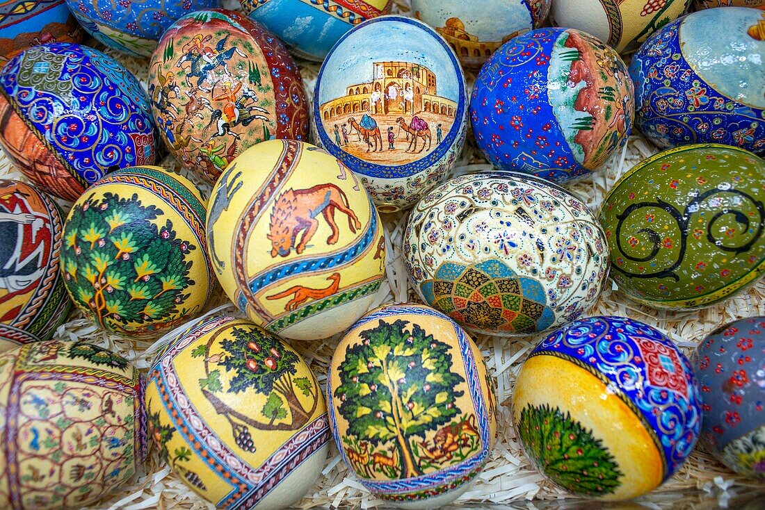 Die Eier sind mit feinen Mosaiken zu biblischen Themen bedeckt. Jordanien-Souvenirs. Asien, Naher Osten, Jordanien, Madaba, Mosaikkunstwerk