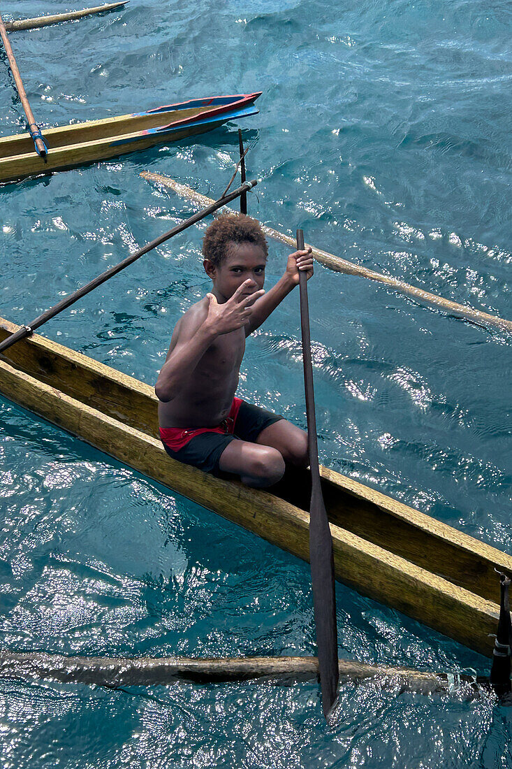 Bewohner der Insel Tungelo in ihren traditionellen Einbäumen, Provinz Neuirland, Papua-Neuguinea