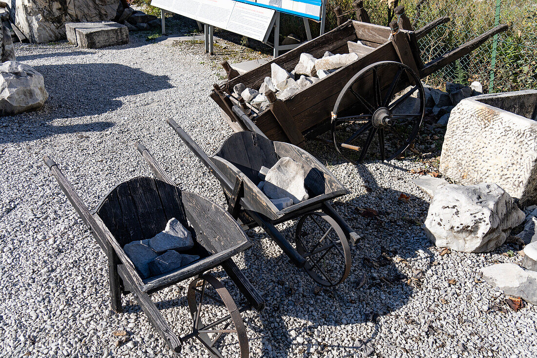 Antike Schubkarren, mit denen kleine Marmorblöcke aus dem Steinbruch geholt wurden. Steinbruchmuseum Fantiscritti, Carrara, Italien.