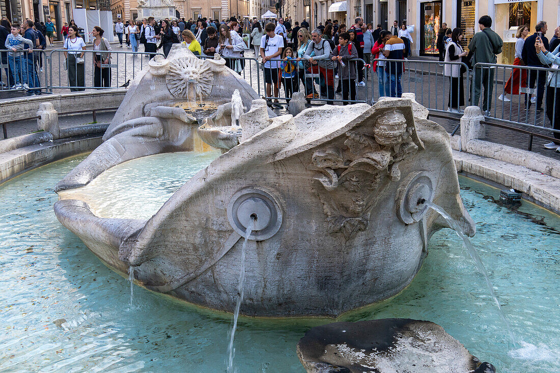 Die Fontana della Barcaccia oder der Bootsbrunnen auf der Piazza di Spagna in Rom, Italien. Geschaffen von Pietro Bernini zwischen 1627 und 1629.