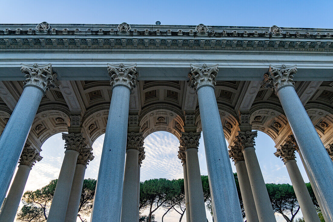 Detail unter den Bögen der Loggia vor der Basilika St. Paul vor den Mauern, Rom, Italien.