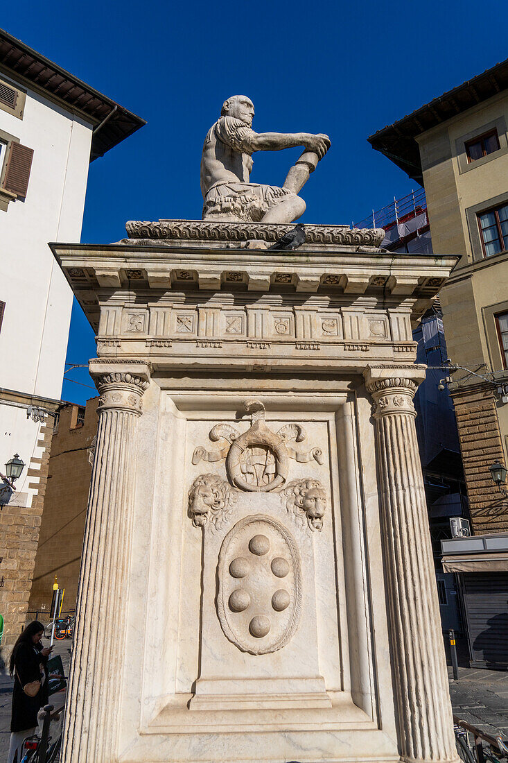 Das Denkmal für Giovanni delle Bande Nere auf der Piazza San Lorenzo in Florenz, Italien. Giovanni war der Vater von Cosimo I. de' Medici.