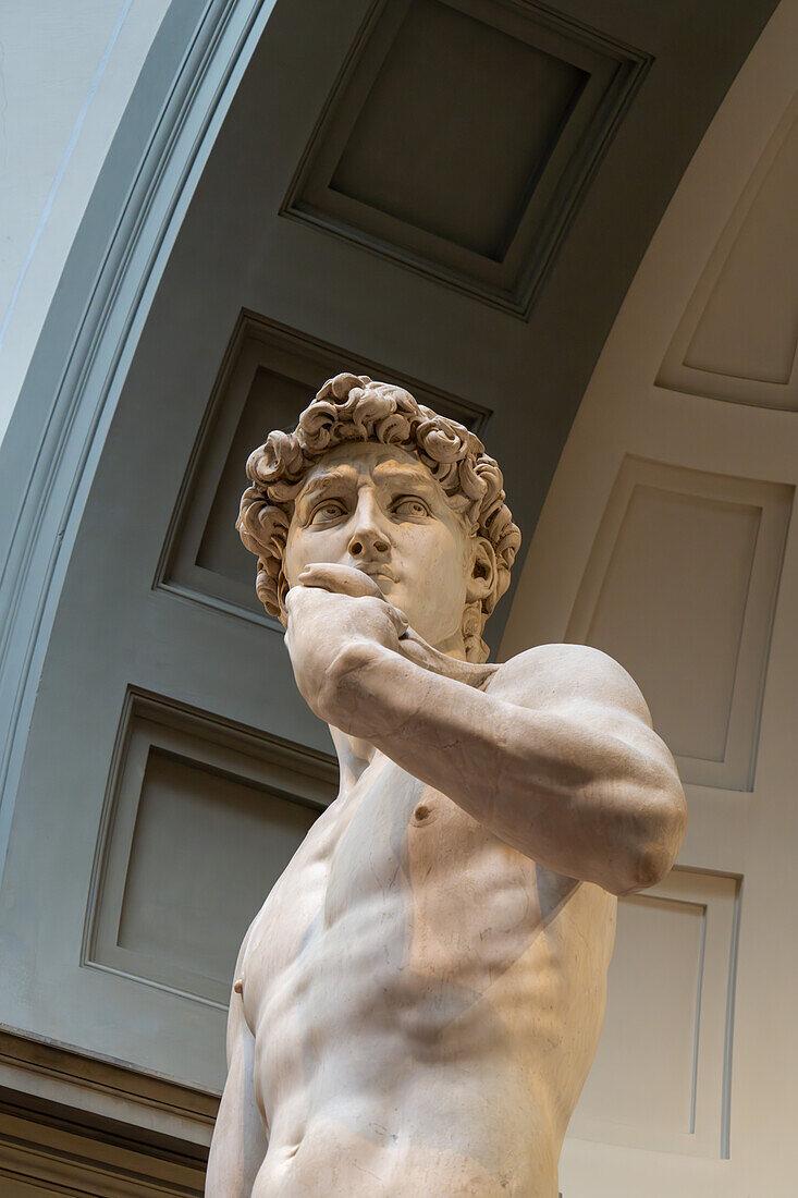 Detail der originalen David-Statue von Michelangelo in der Accademia-Galerie in Florenz, Italien.