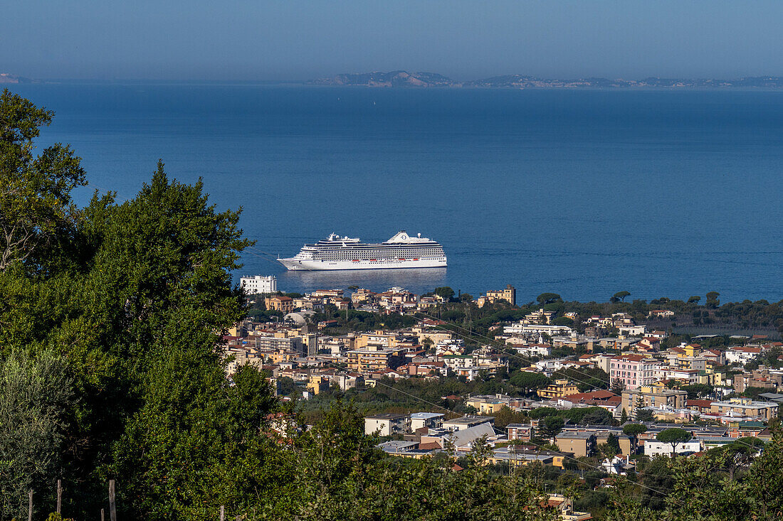 Ein Kreuzfahrtschiff in der Bucht von Neapel, das sich dem Hafen von Sorrento, Italien, nähert.