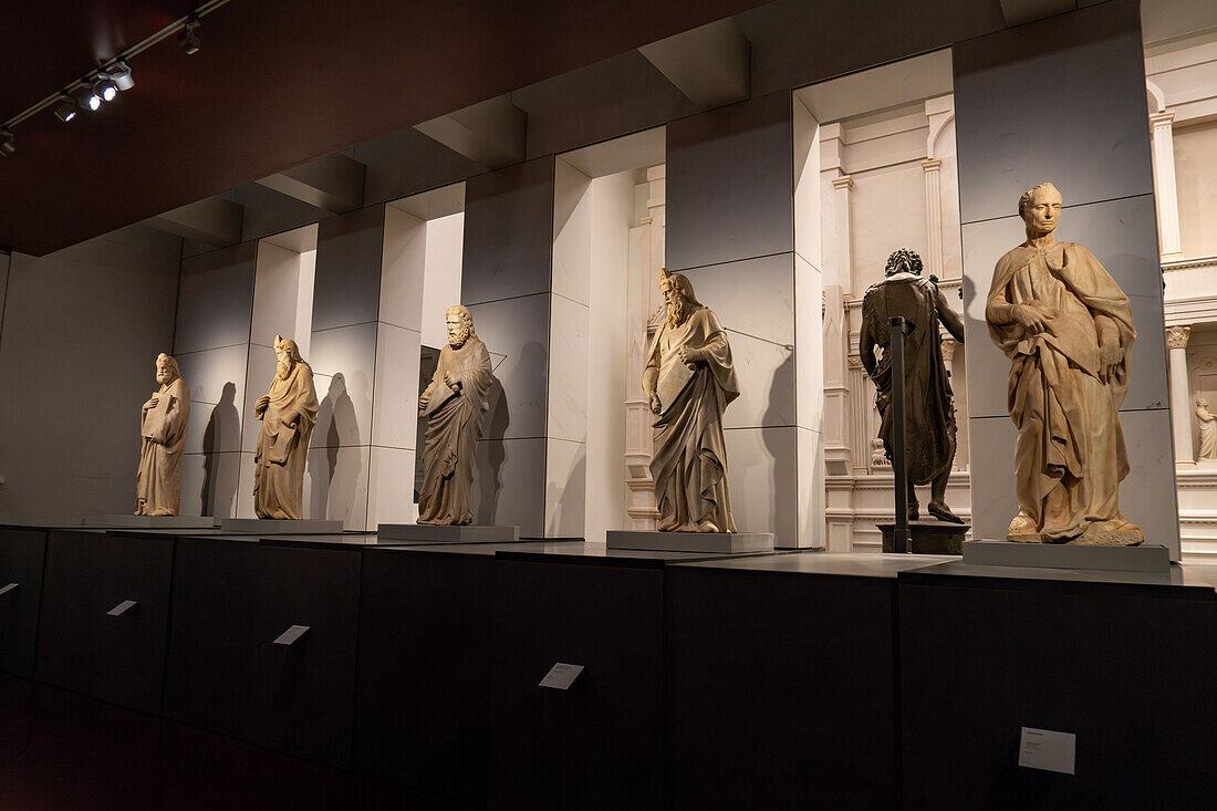 Statuen in einer Ausstellungshalle im Dommuseum in Florenz, Italien. Ca. 1337-1341 n. Chr.