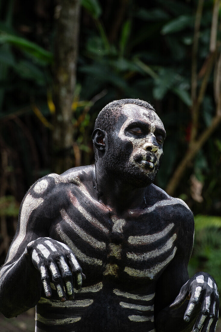 Das Skelett Männer vom Stamm der Omo Bugamo in Papua-Neuguinea bemalen ihre Körper mit schwarzer und weißer Farbe, die das menschliche Skelett nachahmt, Provinz Chimbu, Papua-Neuguinea