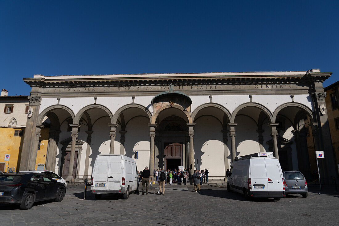 Die Loggia-Fassade der Basilica della Santissima Annunziata in Florenz, Italien.